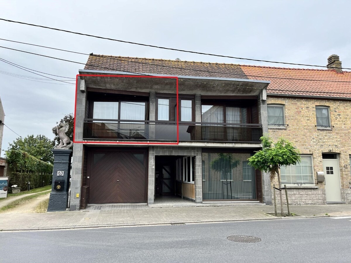 Ruim appartement met 2 slaapkamers en autostaanplaats te Leke 