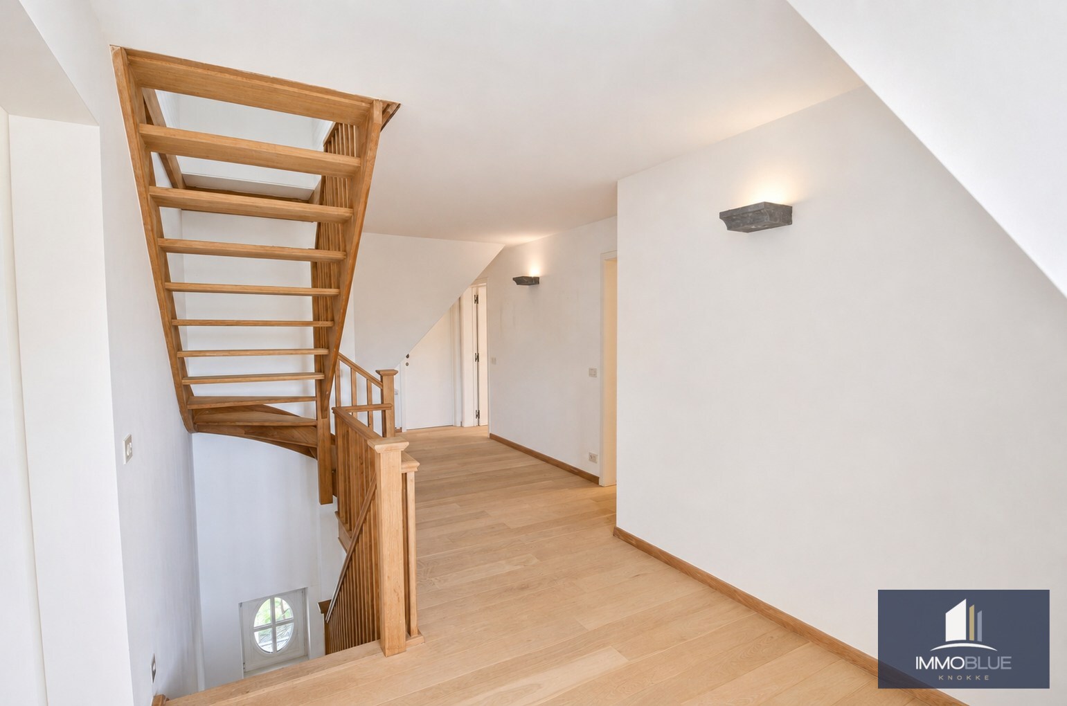Tijdloze villa met uitzonderlijke vergezichten op een residentiële locatie. 