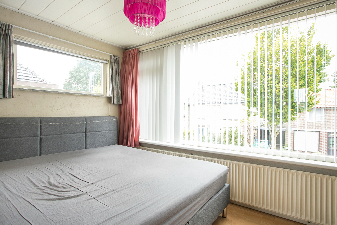 Hoekwoning met garage, carport, overkapping en bergingen gelegen op 326m2 in het centrum van Bladel. 