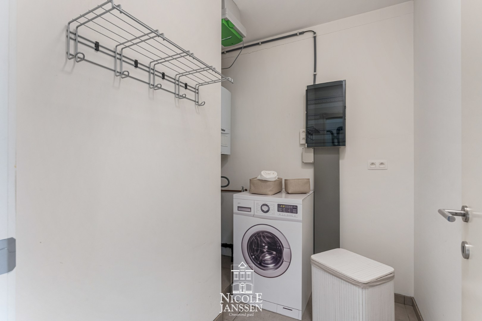 Berging/wasplaats met aansluiting voor wasmachine en droogkast