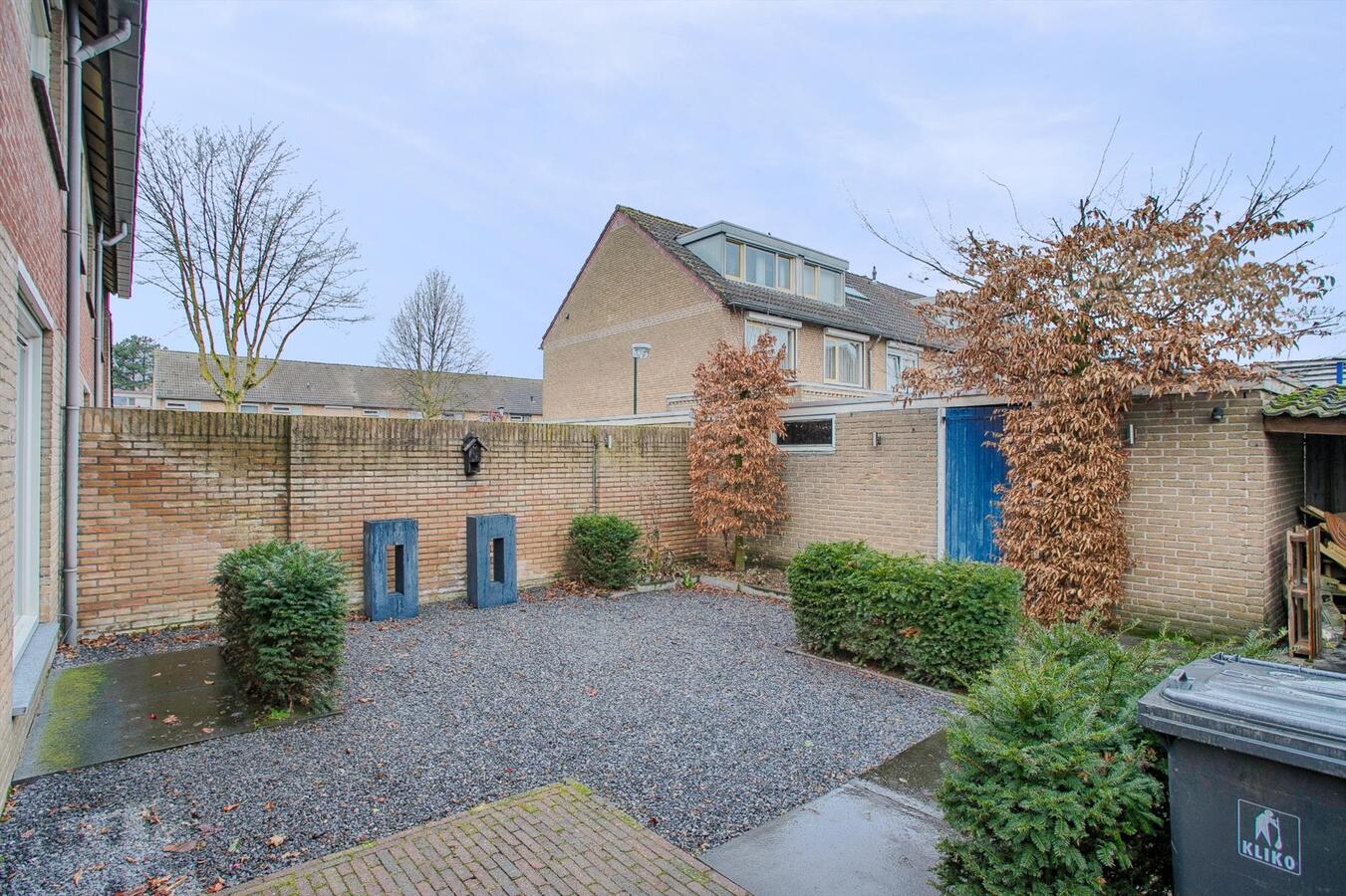 Halfvrijstaande woning met berging en vrije achterom gelegen in een rustige wijk in Bladel. 