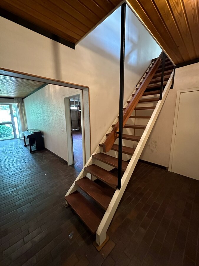 Ruime te renoveren woning met 5 slaapkamers op 1.250 m² 