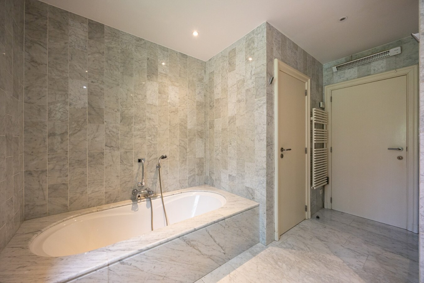 Exclusieve villa met gelijkvloerse master suite, prachtige tuin en uitzonderlijk wooncomfort 