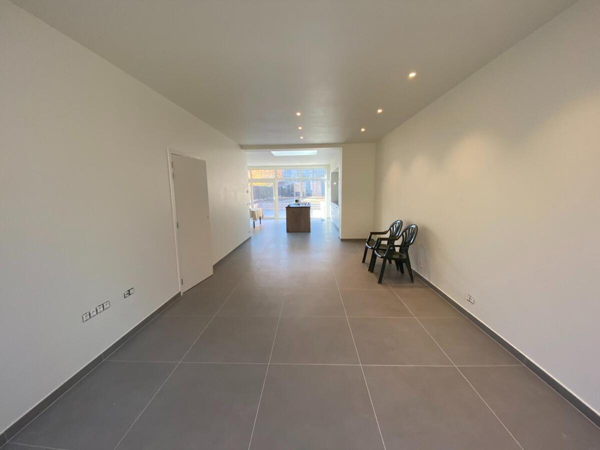 Volledig gerenoveerde woning met zonnige tuin, pal in het centrum van Merkem 