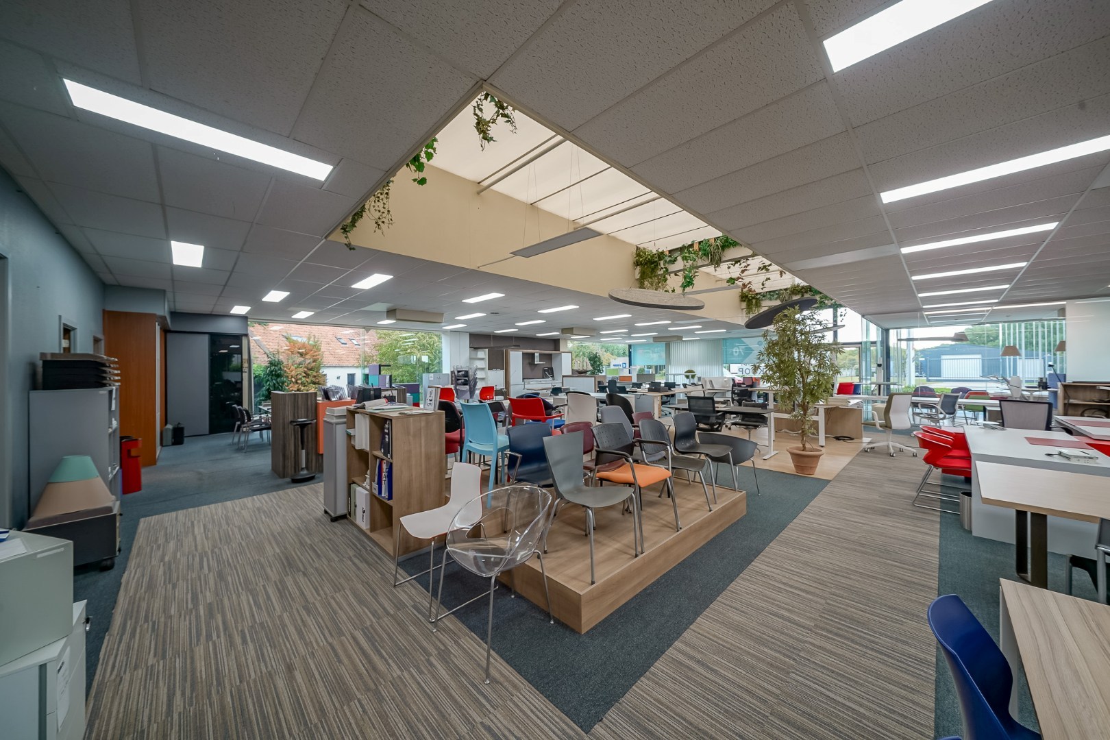 Winkelruimte met magazijn en woonst te Oostende 