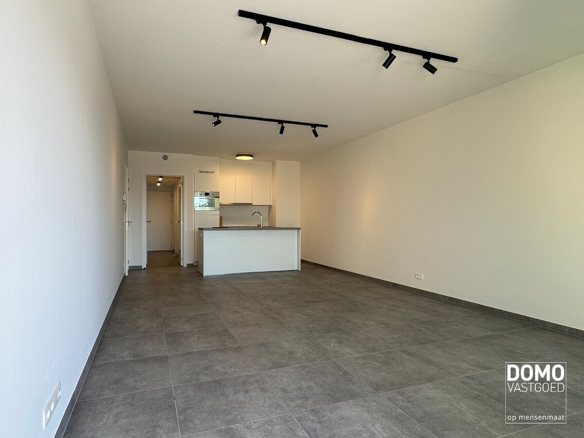VOLLEDIG AFGEWERKT NIEUWBOUWAPPARTEMENT MET 2 SLAAPKAMERS, TERRAS, ONDERGRONDSE AUTOSTANDPLAATS EN KELDERBERGING IN RESIDENTIE "DE KWINT" TE ZONHOVEN 