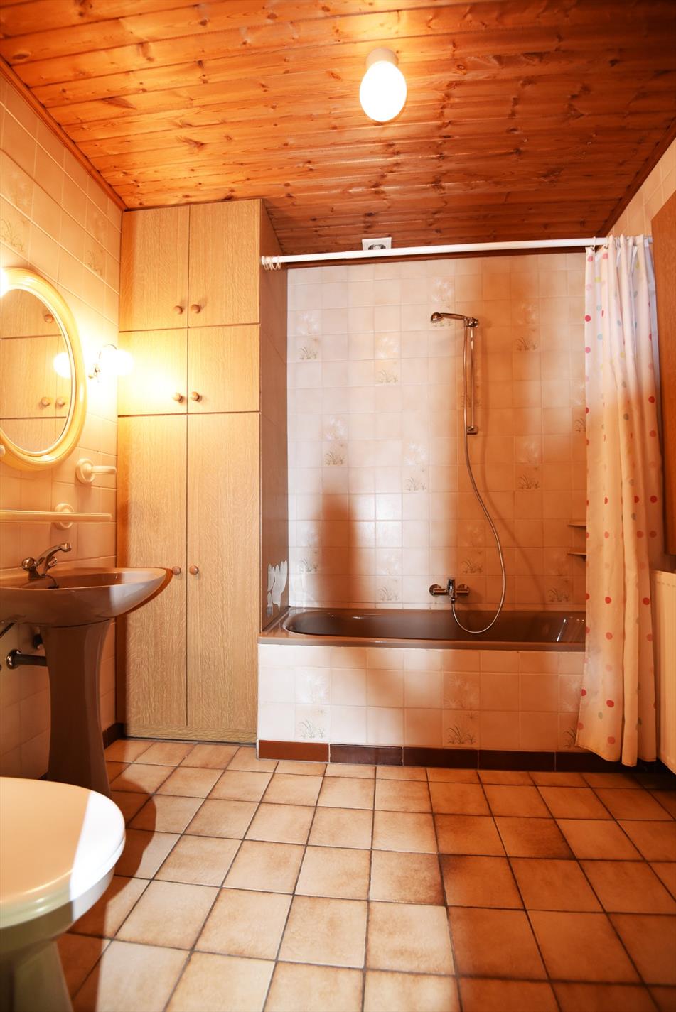 Half open bebouwing met 2 slaapkamers, tuin en garage te Maldegem. 