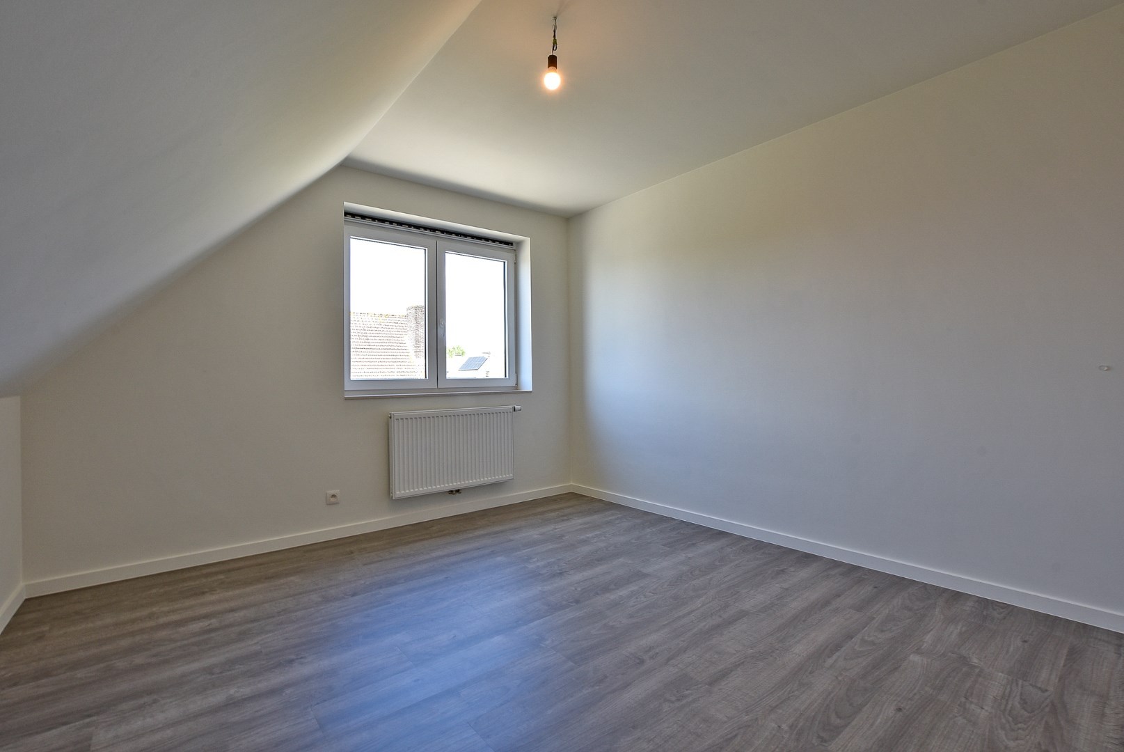 Ruime energiezuinige recente halfopen bebouwing  (2024) met inpandige garage op 258m² gelegen te Houthulst. 