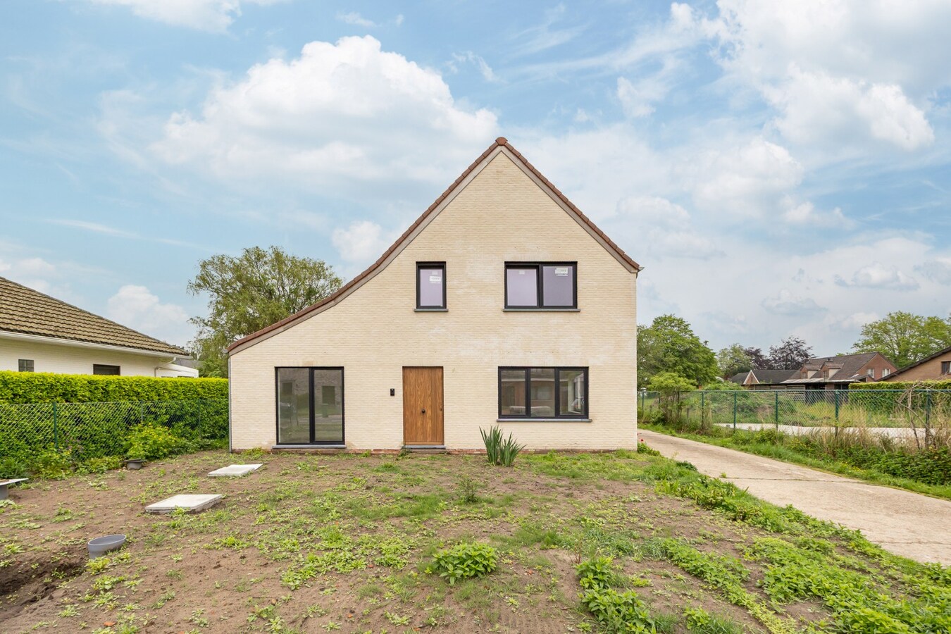 Vernieuwbouwwoning met ruim nieuwbouwmagazijn van 155 m² 