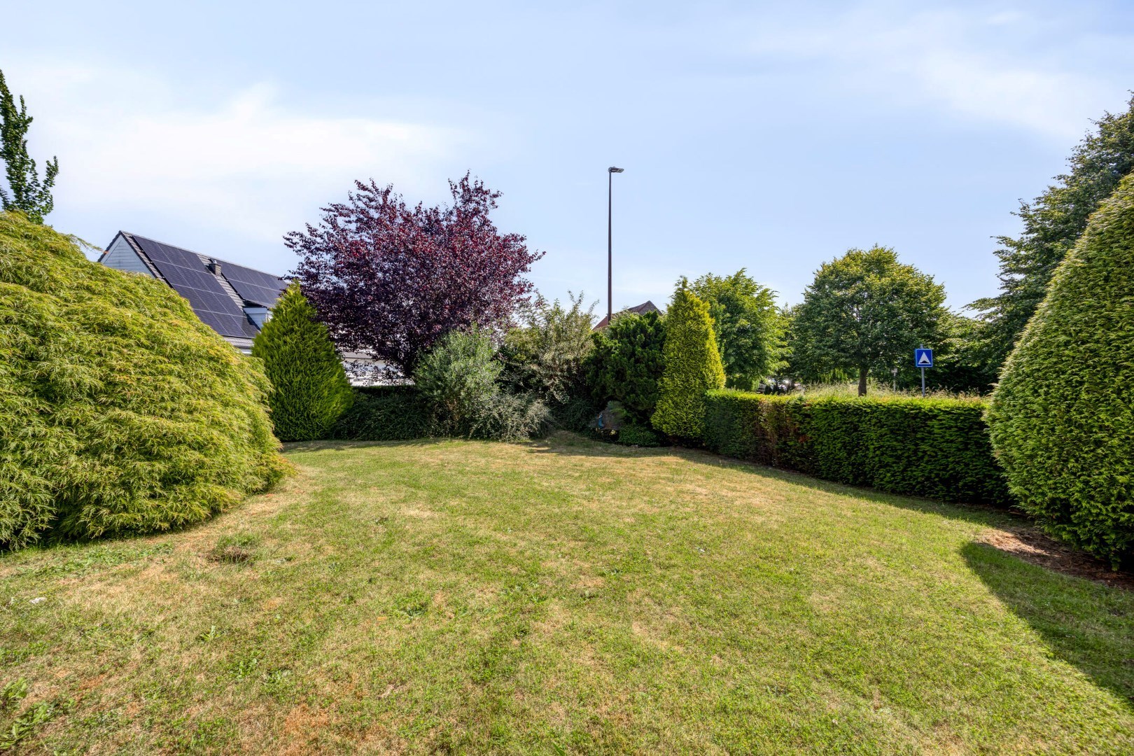 BUNGALOW – 2/4 kamers, dubbele garage &amp; kelders – 1650 BEERSEL 