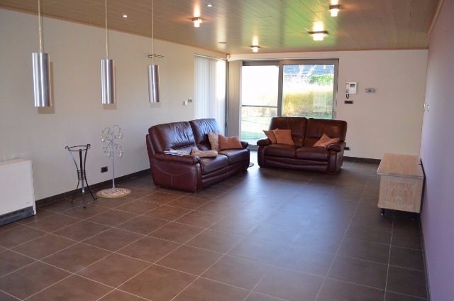 Solide villa afgewerkt met duurzame materialen te Adegem 