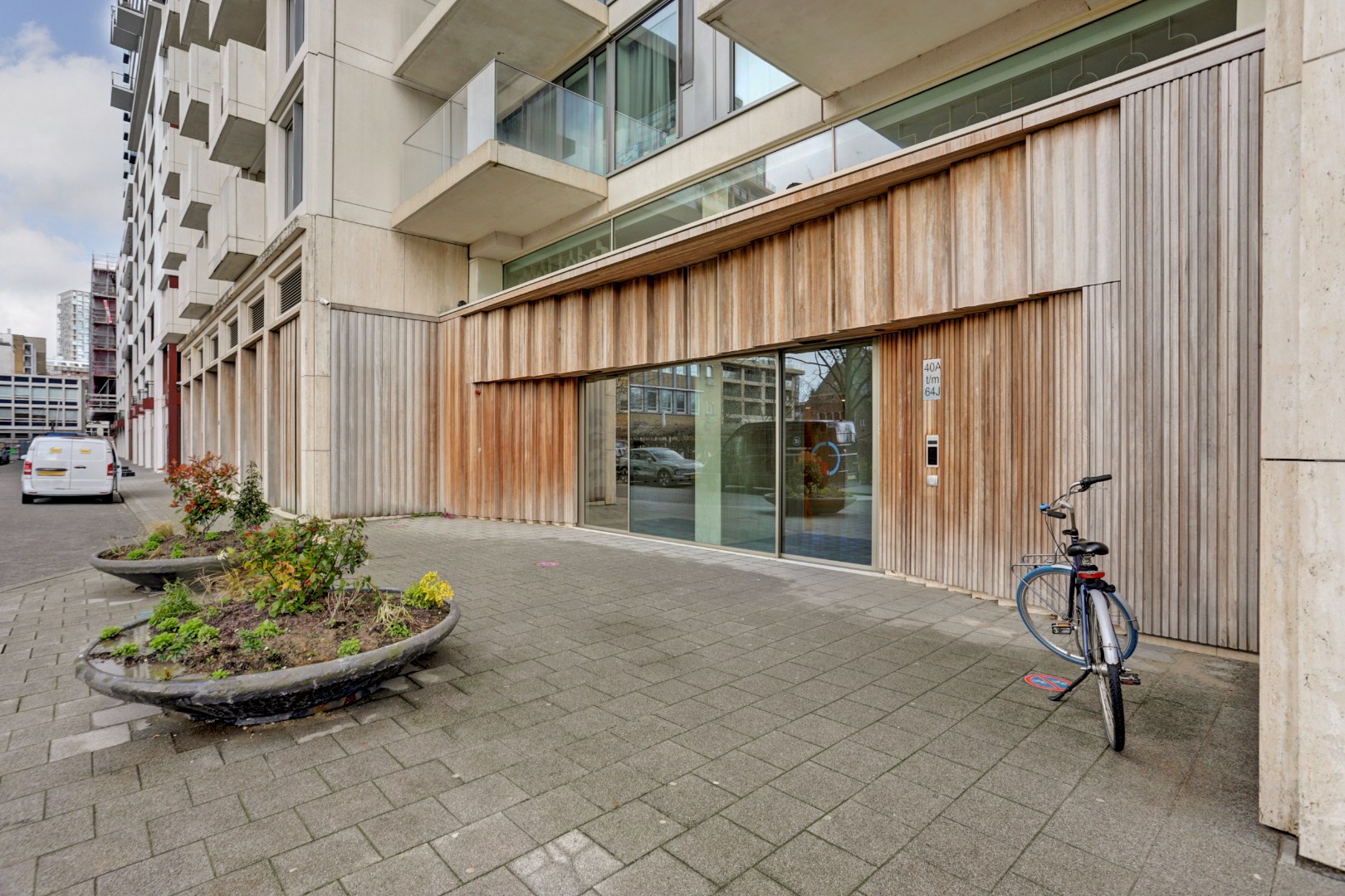 Ultiem luxe wonen in de iconische The CoolTower met spectaculair uitzicht, royaal terras (34 m²) en moderne afwerking in het bruisende hart van Rotterdam! 