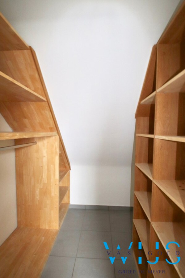 Ruim lichtrijk appartement met 4 slaapkamers te Eeklo ! 