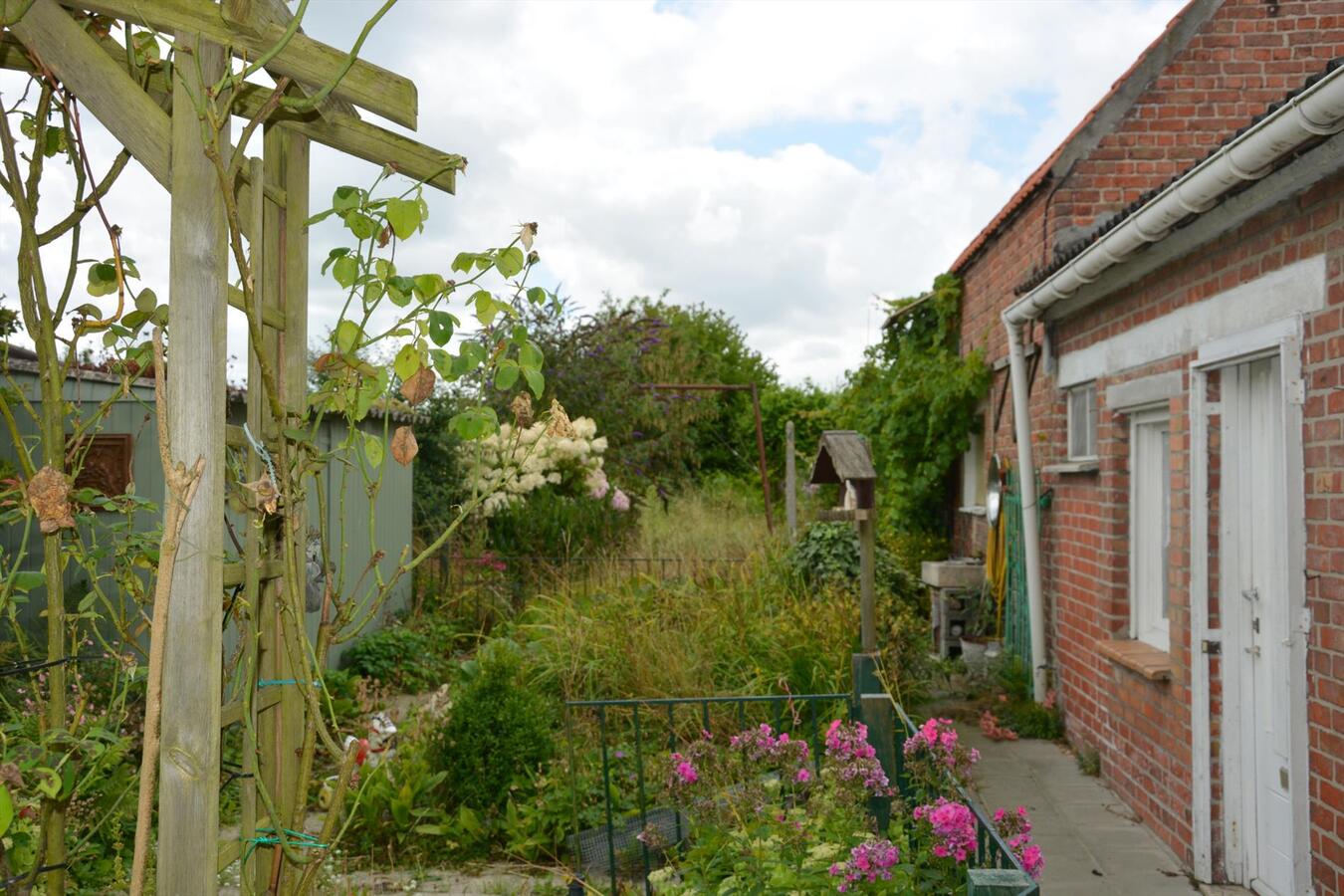 Te renoveren woning met veel mogelijkheden 