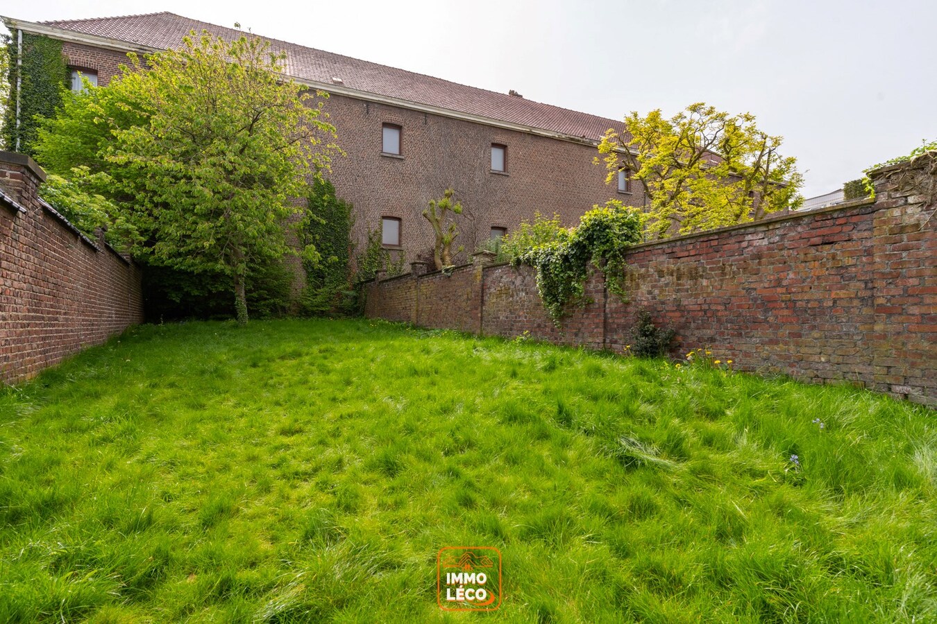 Grande maison de Ville en plein centre avec 4 chambres et jardin. 