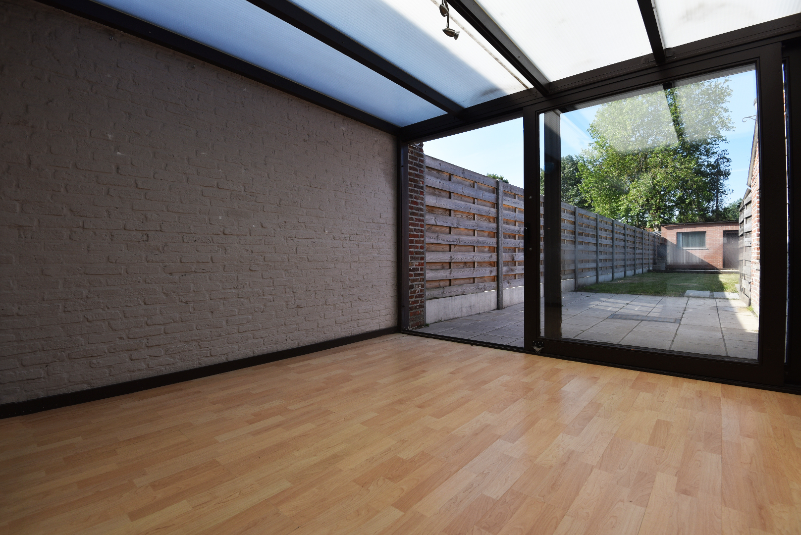 Op te frissen woning met 2 slpks, garage (55m²) en tuin te Balgerhoeke 