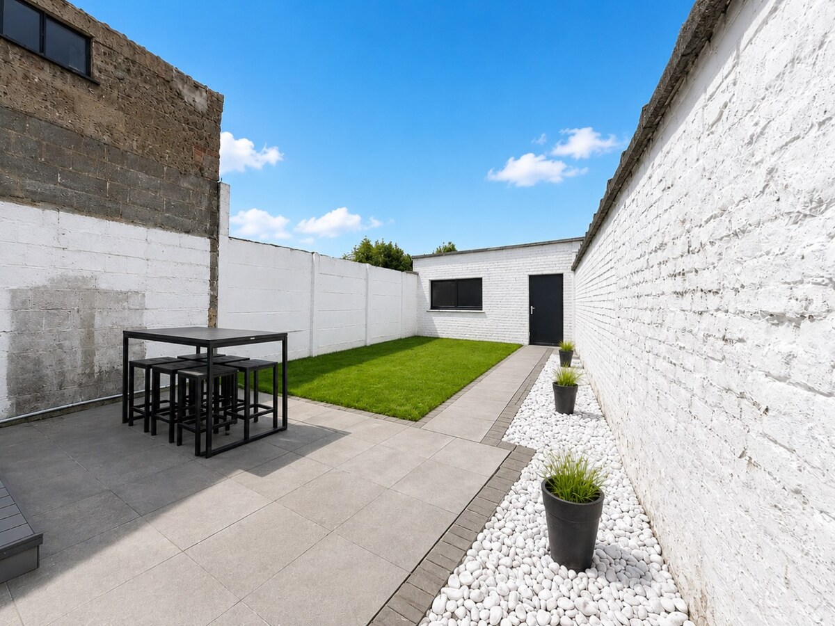 Gerenoveerde halfopen bebouwing EPC B met 3 slaapkamers, dubbele garage en tuin! 