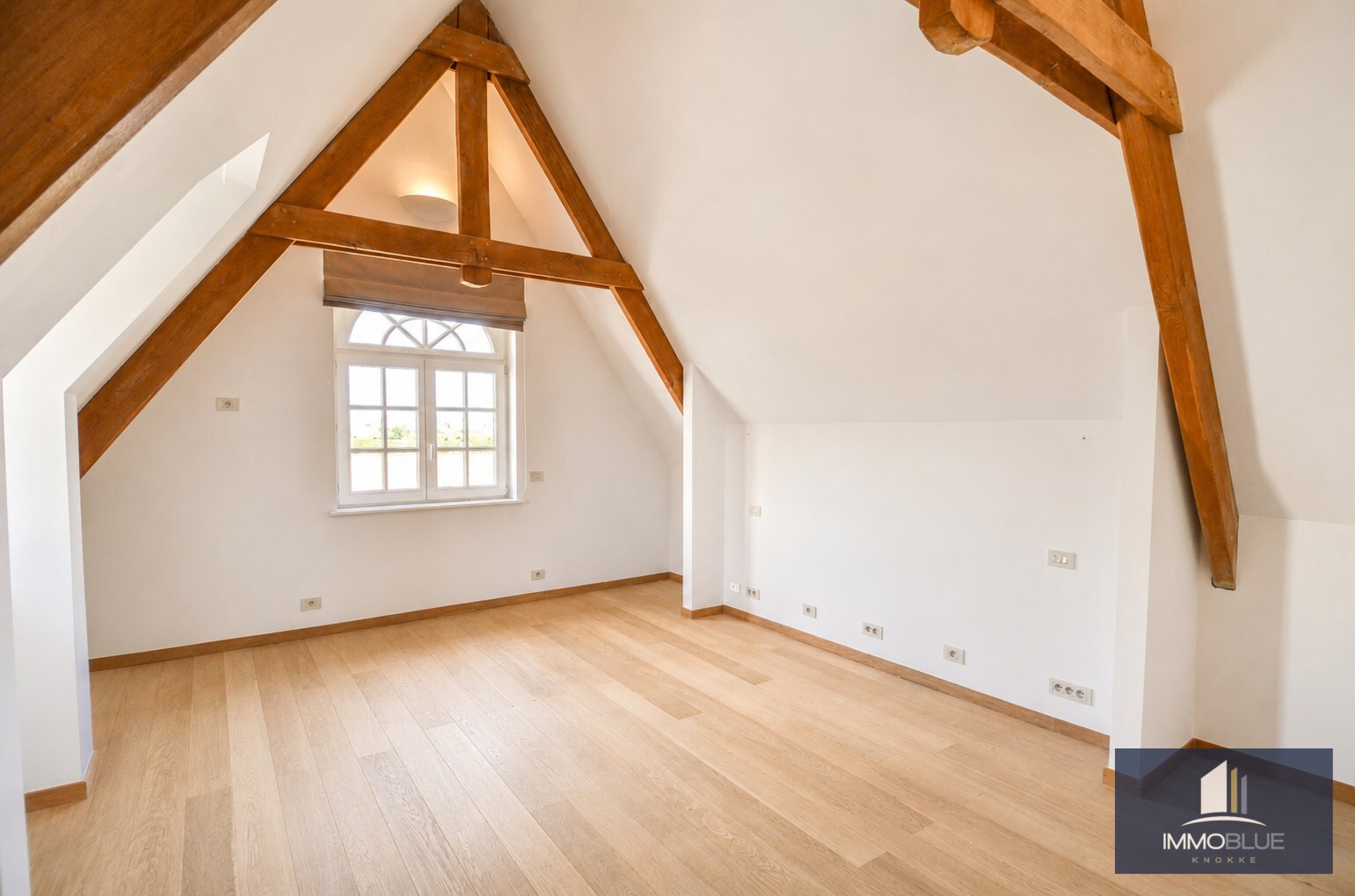 Tijdloze villa met uitzonderlijke vergezichten op een residentiële locatie. 