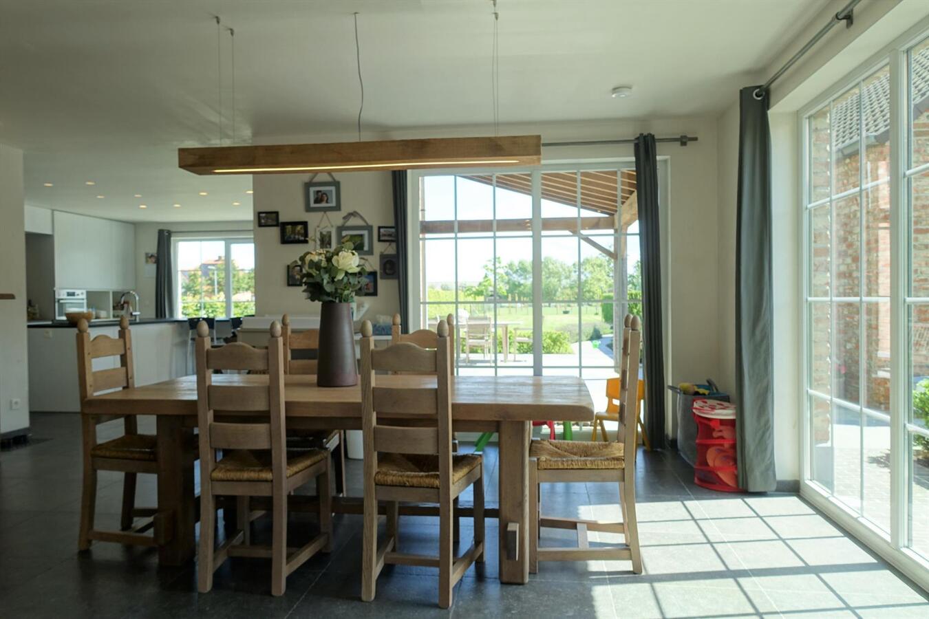 Prachtige recente villa met bijgebouw 