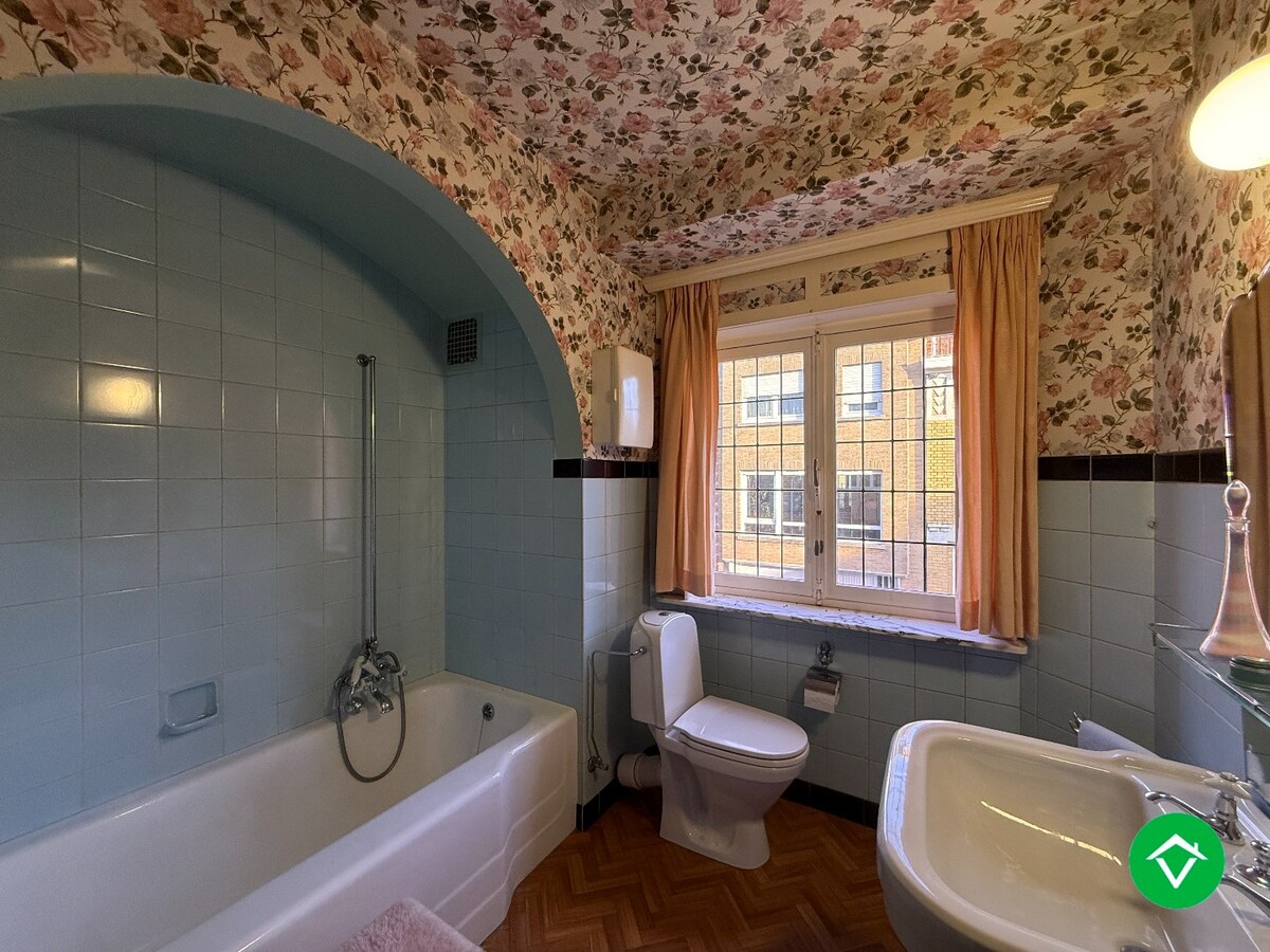 Karaktervolle, stevige woning met 4 slaapkamers, tuin en garage in centrum Roeselare 