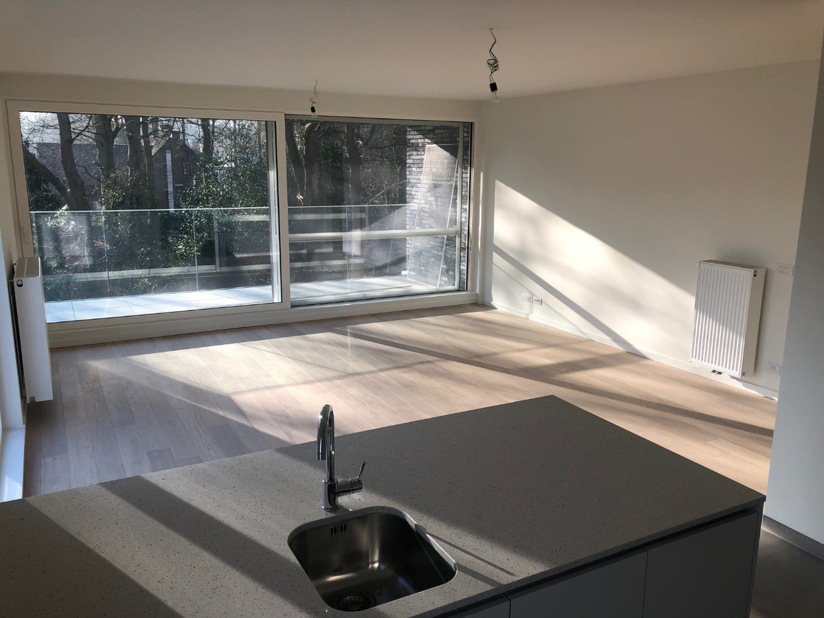 Prachtig nieuwbouwappartement  (geen vaste kosten; met ondergrondse staanplaats voorzien van oplaadmogelijkheid voor elektrische wagen). 