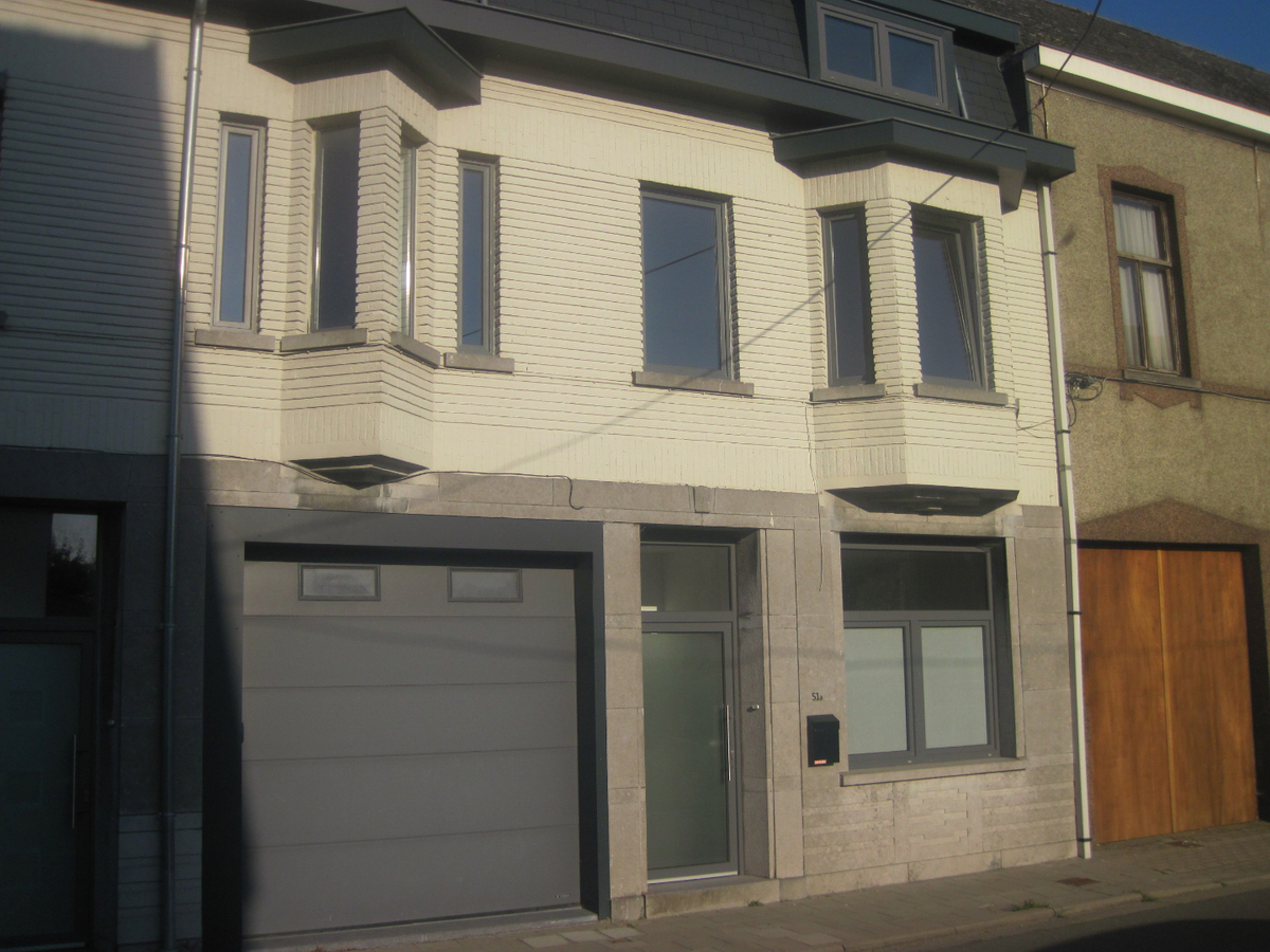 Recent vernieuwde, ruime rijwoning in hartje Gavere. 