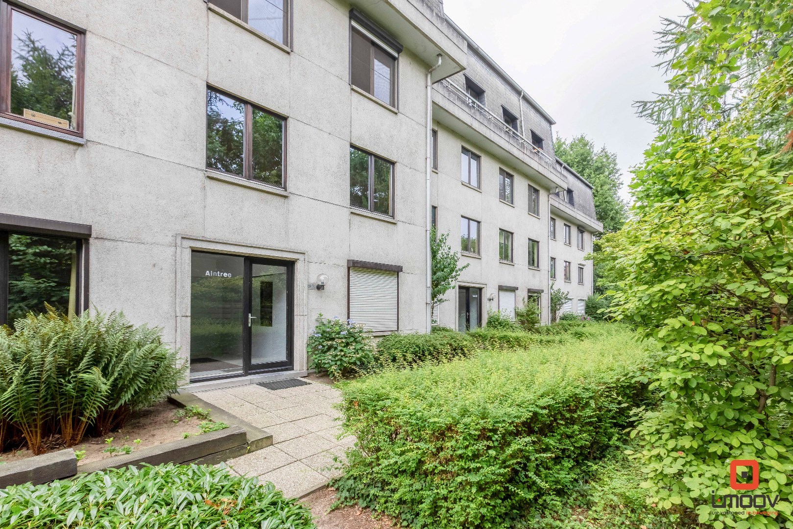 Instapklaar tweeslaapkamer appartement met garagebox in het groen 