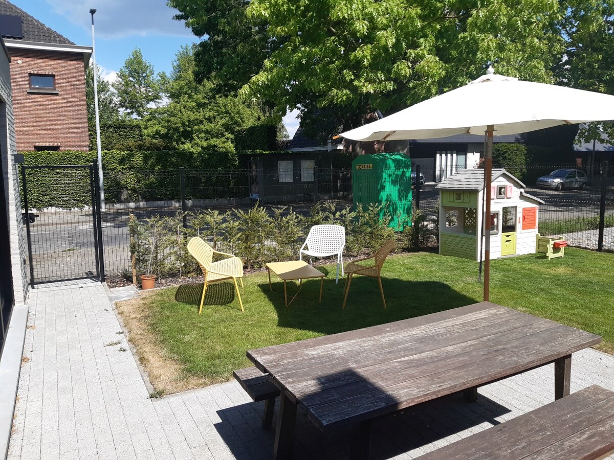 BEN-appartement met terras en tuintje. 