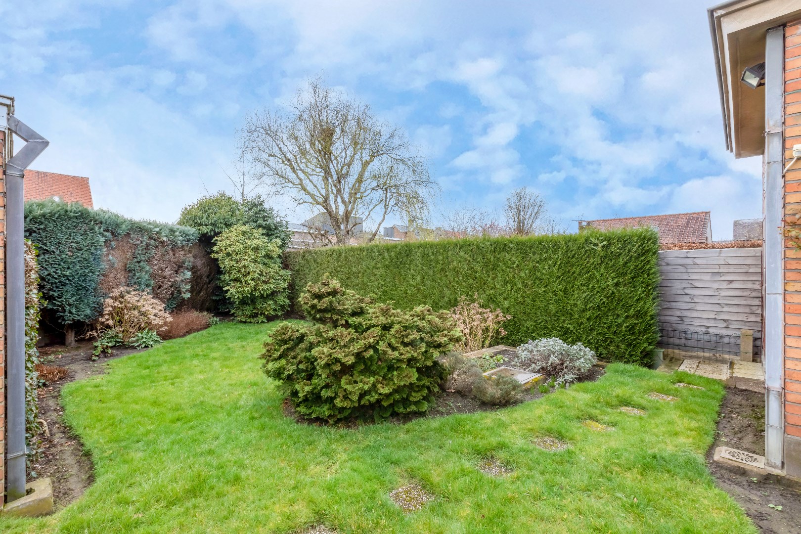 VERKOCHT --- HOB met garage en tuin te Mariakerke 