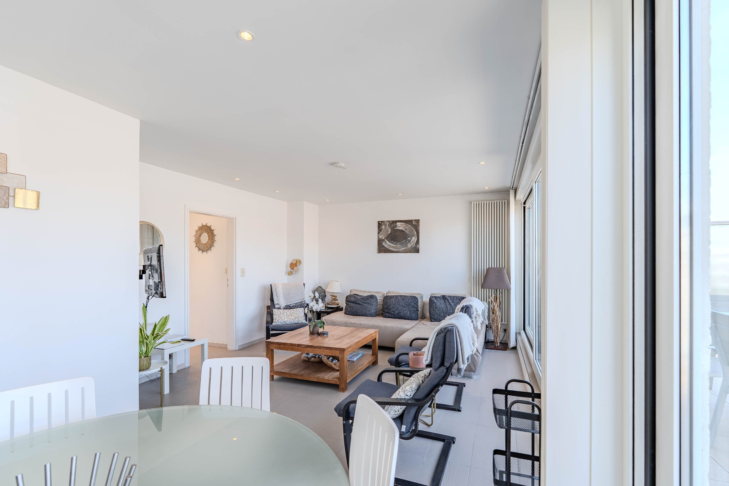 Schitterend penthouse met 2 slaapkamers, ruime terrassen en zijdelings zeezicht. 