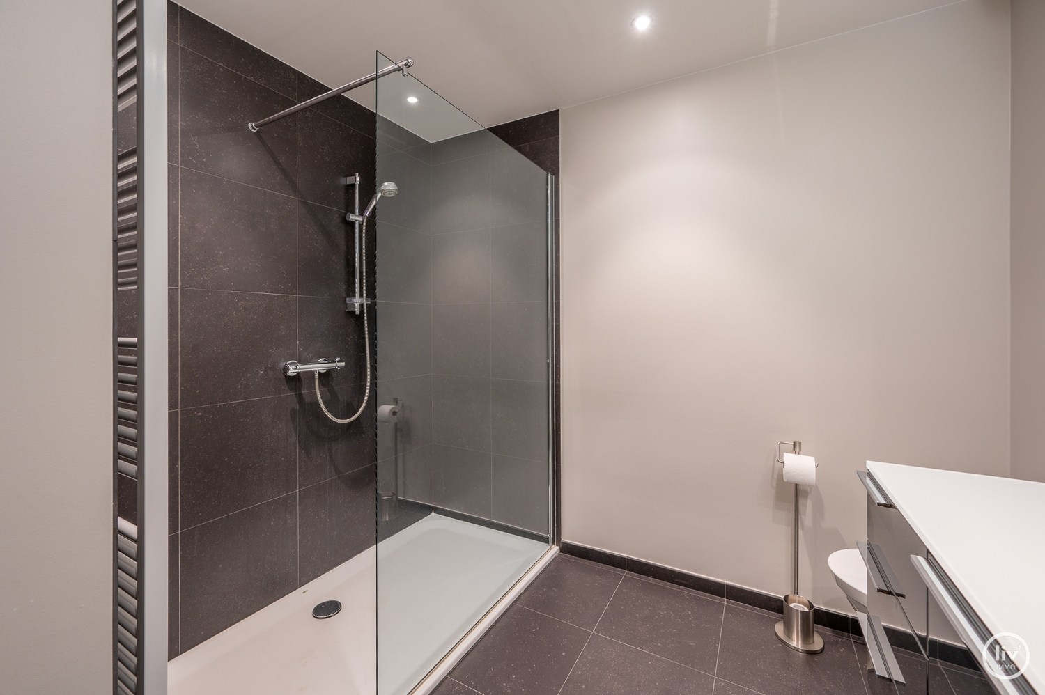 Meublé - Appartement récemment rénové et fini avec des matériaux de haute qualité comprenant 2 chambres à coucher et une largeur de façade de 6 mètres, idéalement situé à proximité de l'avenue Dumorti 