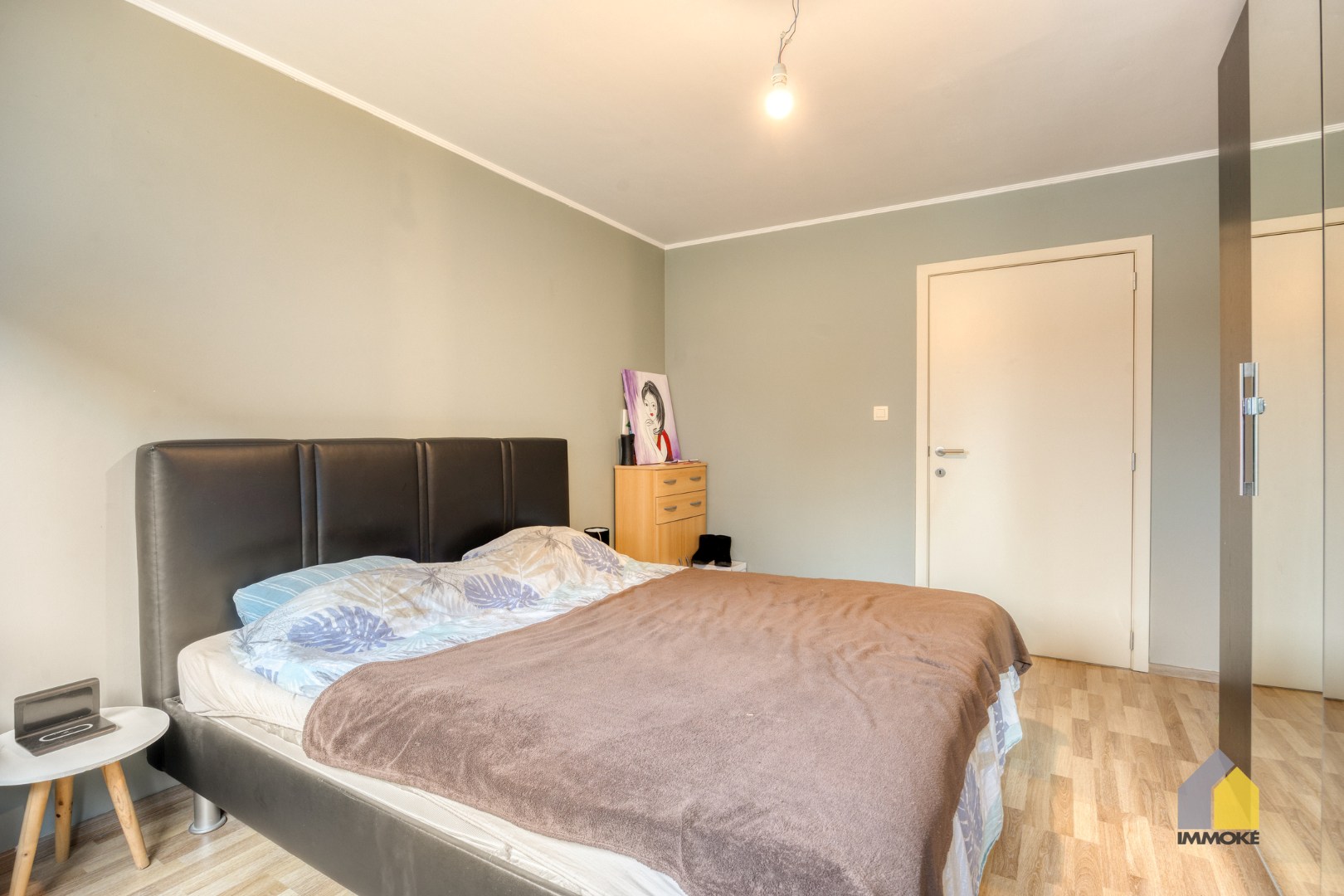 Gelijkvloers appartement (120 m²) met ruime woonkamer, 2 slpks. en terras. 