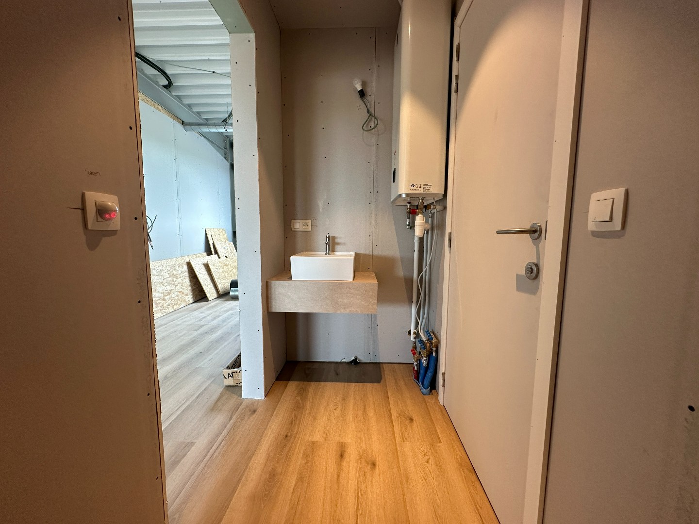 Prachtige kantoorruimte, 275 m², met private parking, gunstig gelegen te Torhout. 