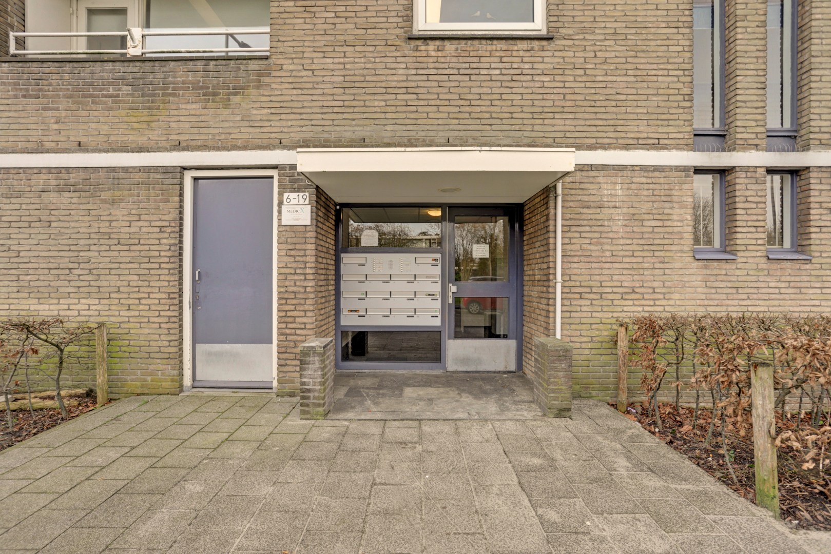 4-kamer appartement op de 6e verdieping met keurige keuken en badkamer, 2 balkons, berging in de onderbouw en gelegen op eigen grond! 