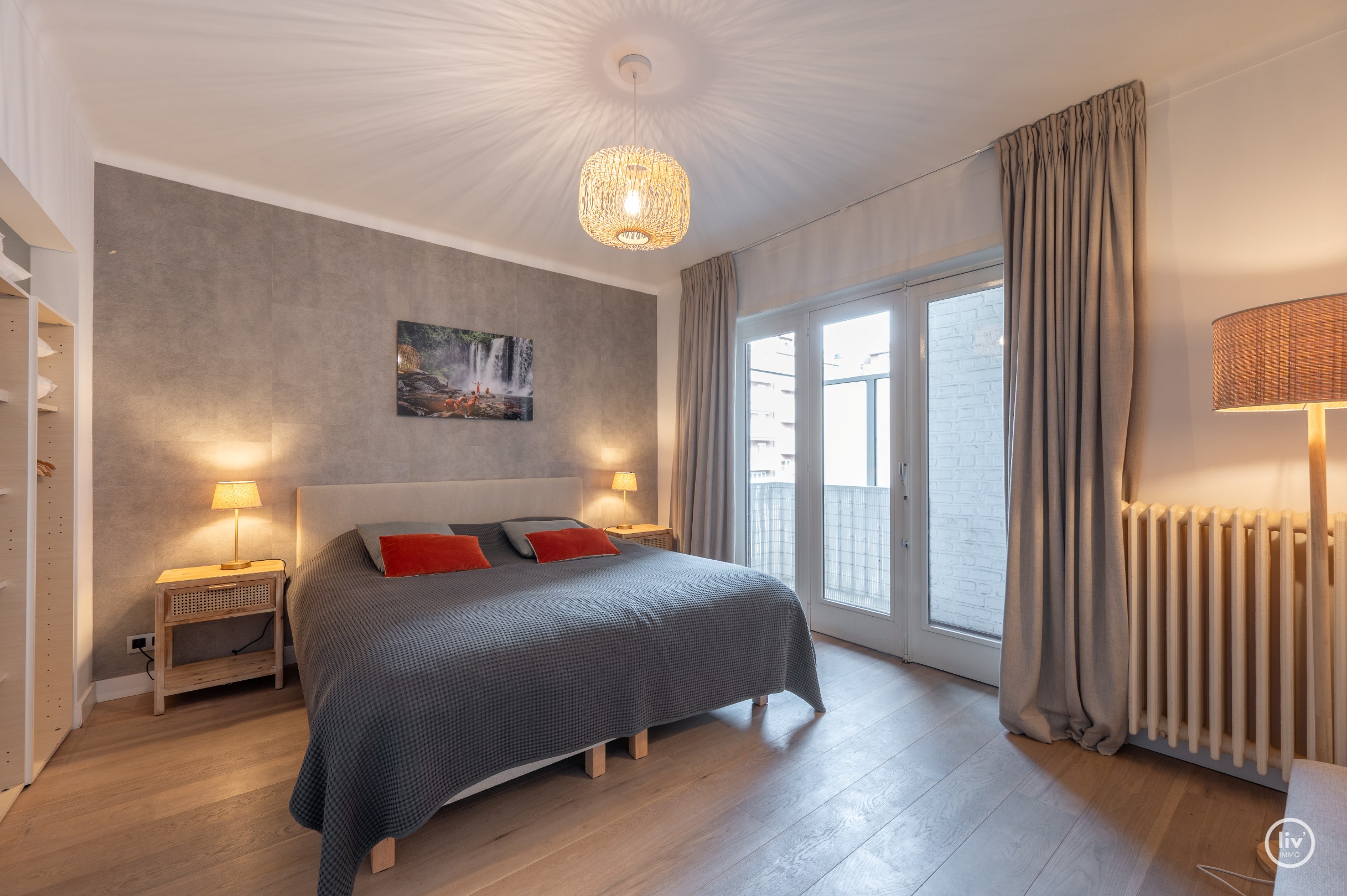 Dit uitstekend gelegen en bijzonder lichtrijke appartement geniet van een open zicht op de Heilig Hartkerk en dankzij de gunstige oriëntatie baadt het de hele dag in het zonlicht. Een aangename woonpl 