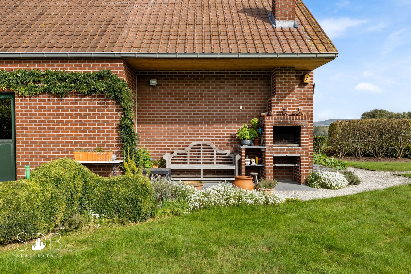 Hedendaagse gezinswoning met aanpalende graslanden en stallen op 5.030m² 