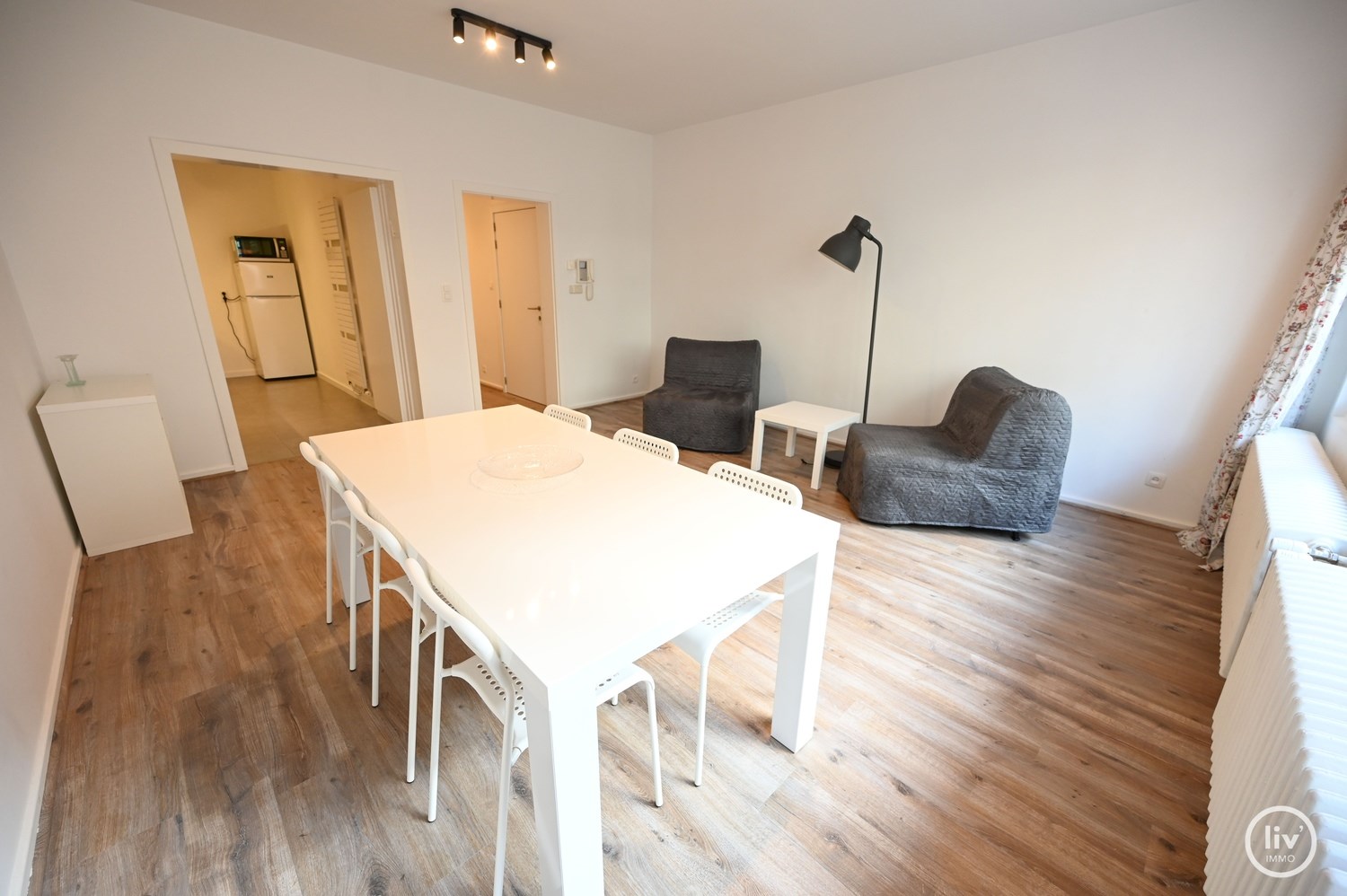 GEMEUBELD: Gelijkvloersappartement met terras, gelegen dichtbij het Van Bunnenplein en de zeedijk te Knokke.. 