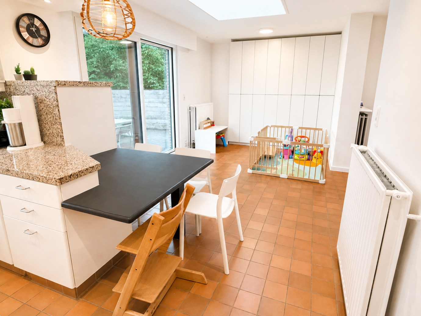 Gerenoveerde halfopen bebouwing met 4 slaapkamers, bureau, tuin en garage in Brasschaat 