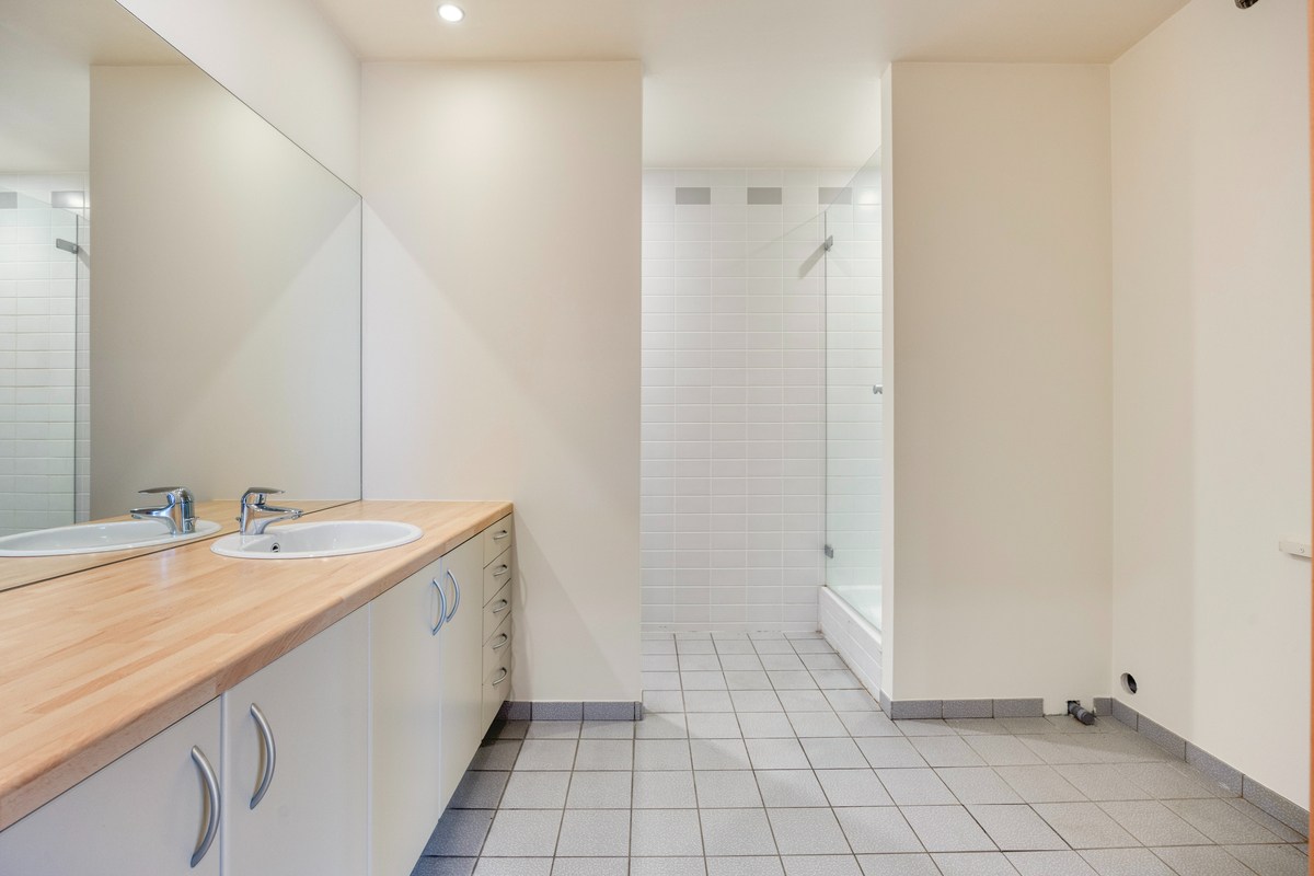 Kantoor te koop in het industriepark te Haasrode/Heverlee met 14 parkings - opp. 626 m² - verkoop van aandelen 