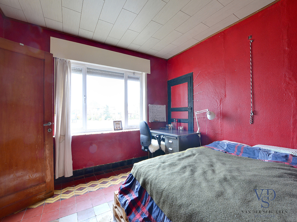 Karaktervolle, te renoveren woning (op bijna 900 m²). 