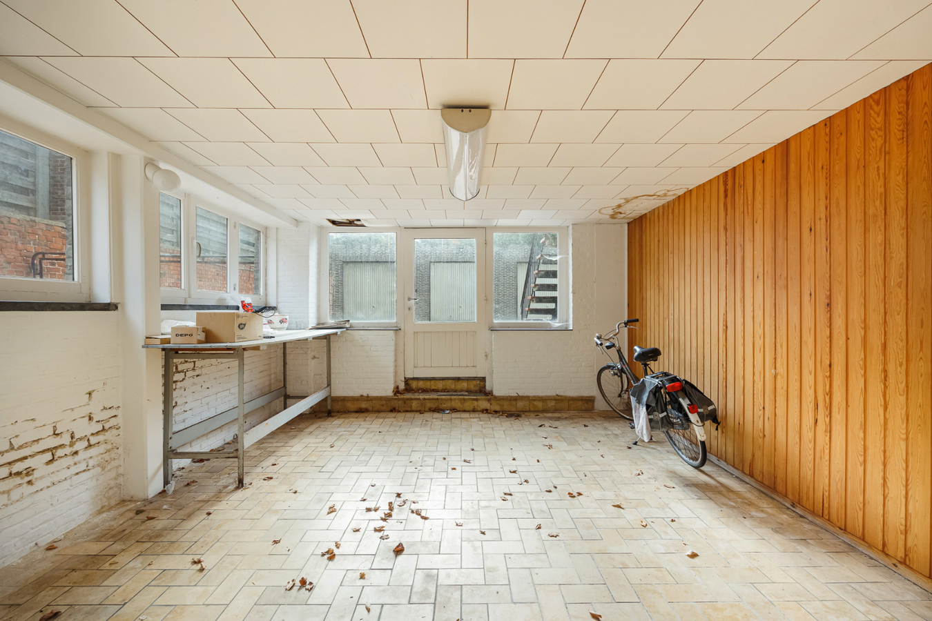 Te renoveren HOB met 3 slpk en 3 garages te Herentals! 