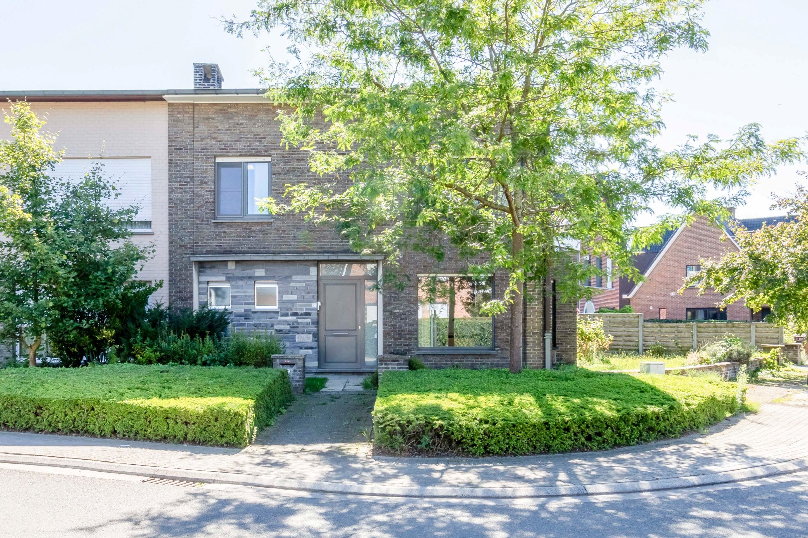 VERKOCHT - Ruime half open bebouwing met garage te Merelbeke 