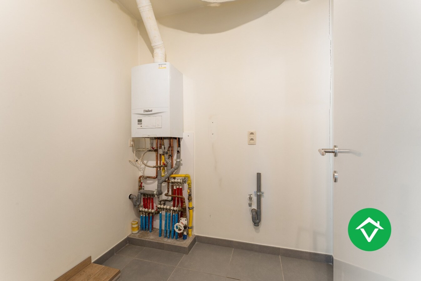 Recent, instapklaar appartement met één slaapkamer, ruim terras en autostaanplaats te Roeselare 