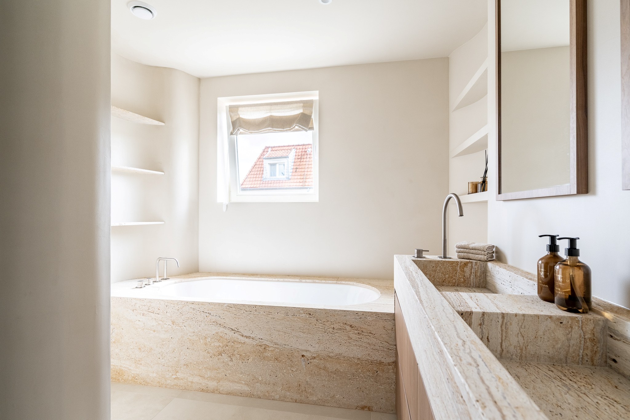 Très luxueuse et charmante villa jumelée rénovée, située à proximité du centre commercial de Knokke. 