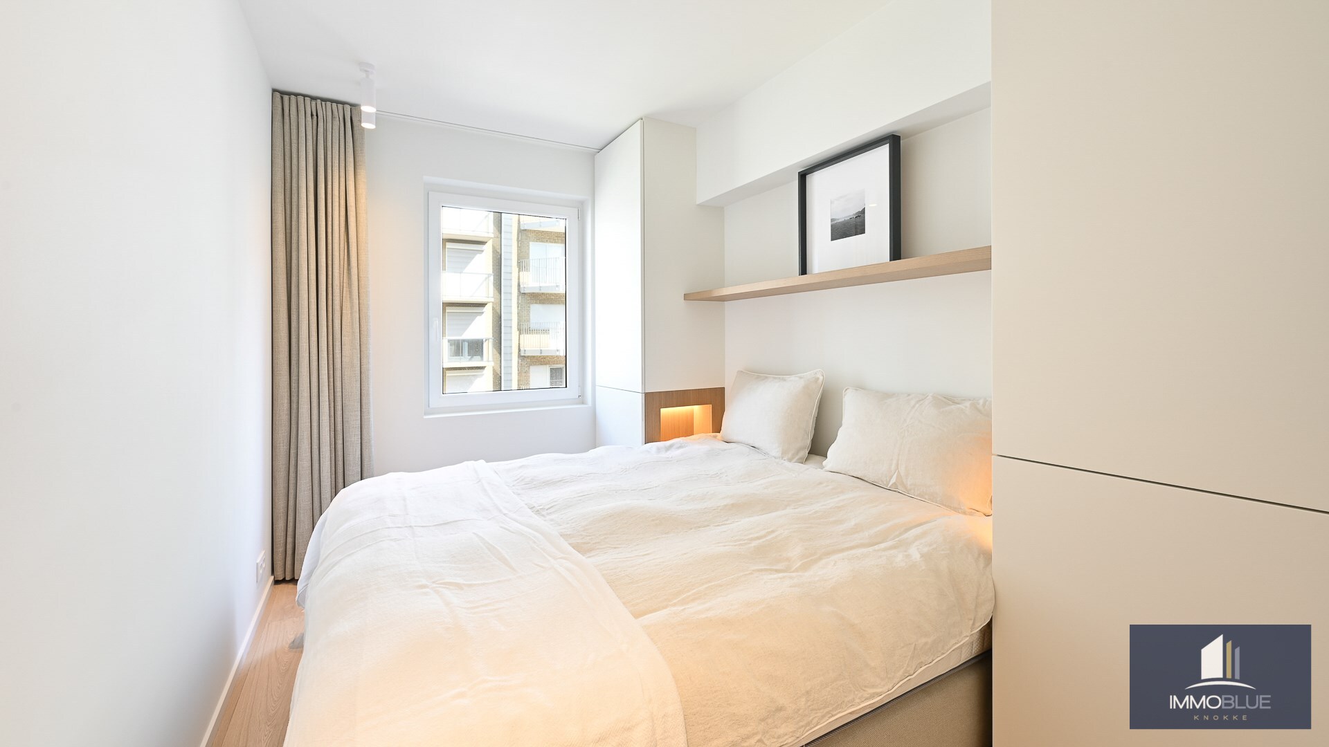 Appartement élégant et entièrement rénové, situé à deux pas de la mer. 