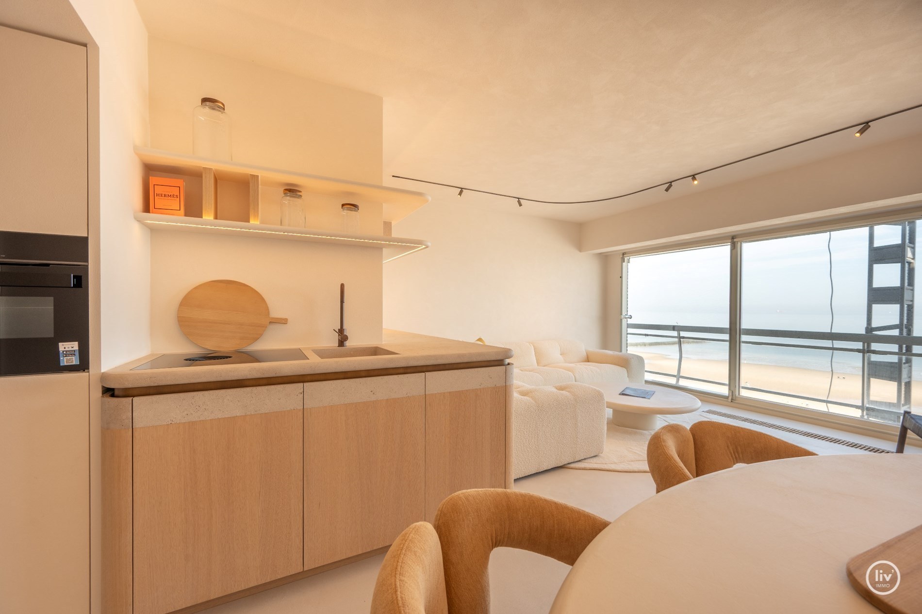 Appartement exceptionnellement rénové avec une largeur de façade impressionnante sur la digue - Knokke 