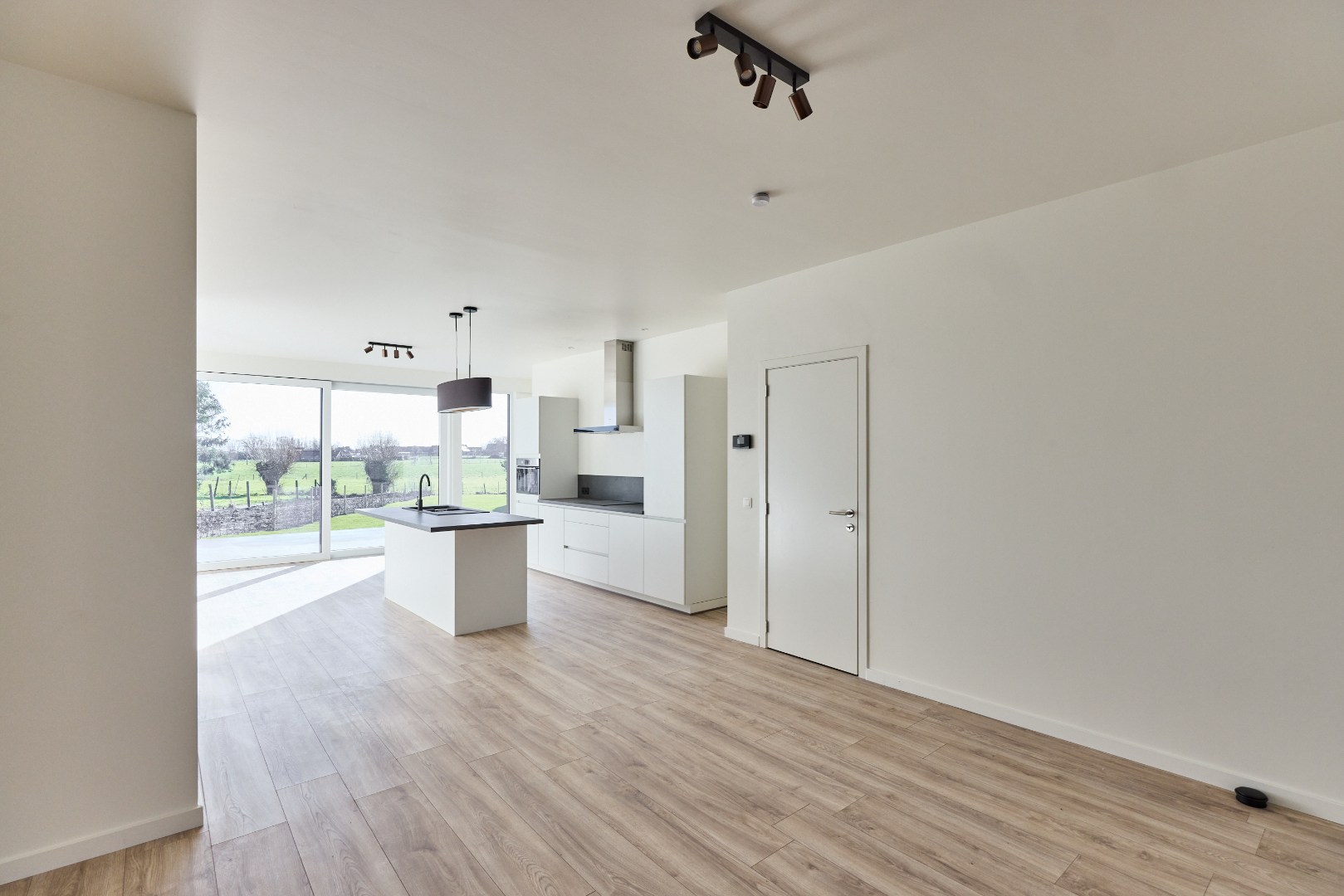 Volledig gerenoveerde centrumwoning in het hartje van Sint-Lodewijk op 442 m²! 