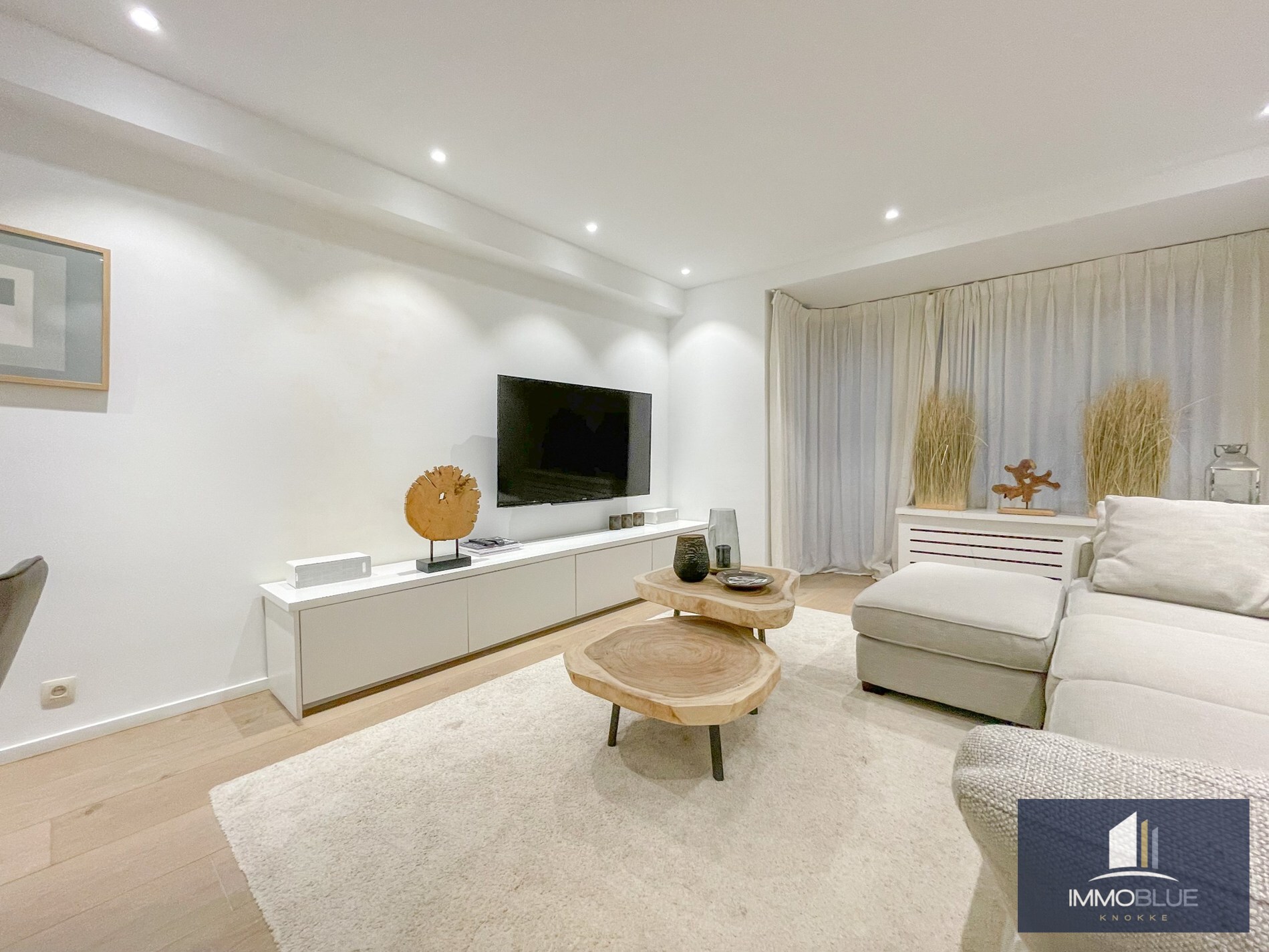 Appartement entièrement rénové, situé à deux pas de la mer. 