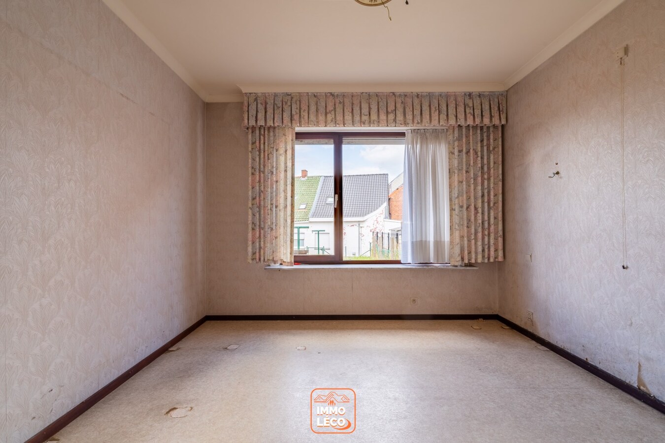 Plain-Pied idéalement situé avec jardin, garage et passage à l'arrière. Idéal 1er achat/investissement ! 