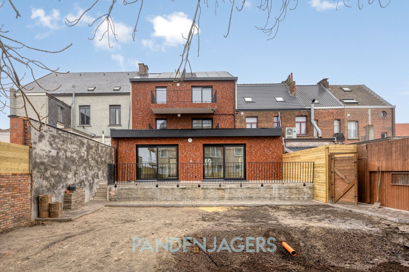 Volledig gerenoveerd handelspand met uitzonderlijke buitenruimte te Duffel 